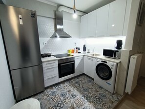 Estudio clásico | Cocina privada | Frigorífico grande, microondas, horno y placa de cocina