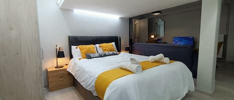 Estúdio clássico | Escrivaninha, espaço de trabalho para notebook, cortinas blackout