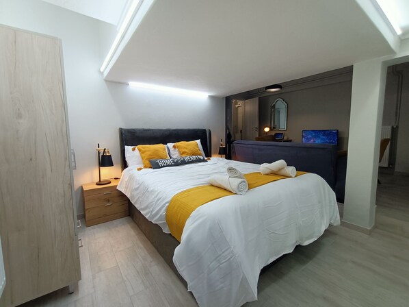 Desk, laptop workspace, blackout curtains, iron/ironing board - Urban Nest (Athens)