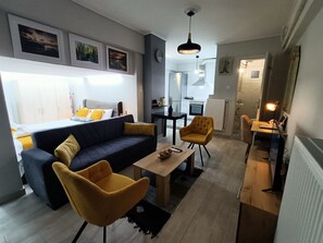 Estudio clásico | Zona de estar | Smart TV de 40 pulgadas con canales por cable, una oficina