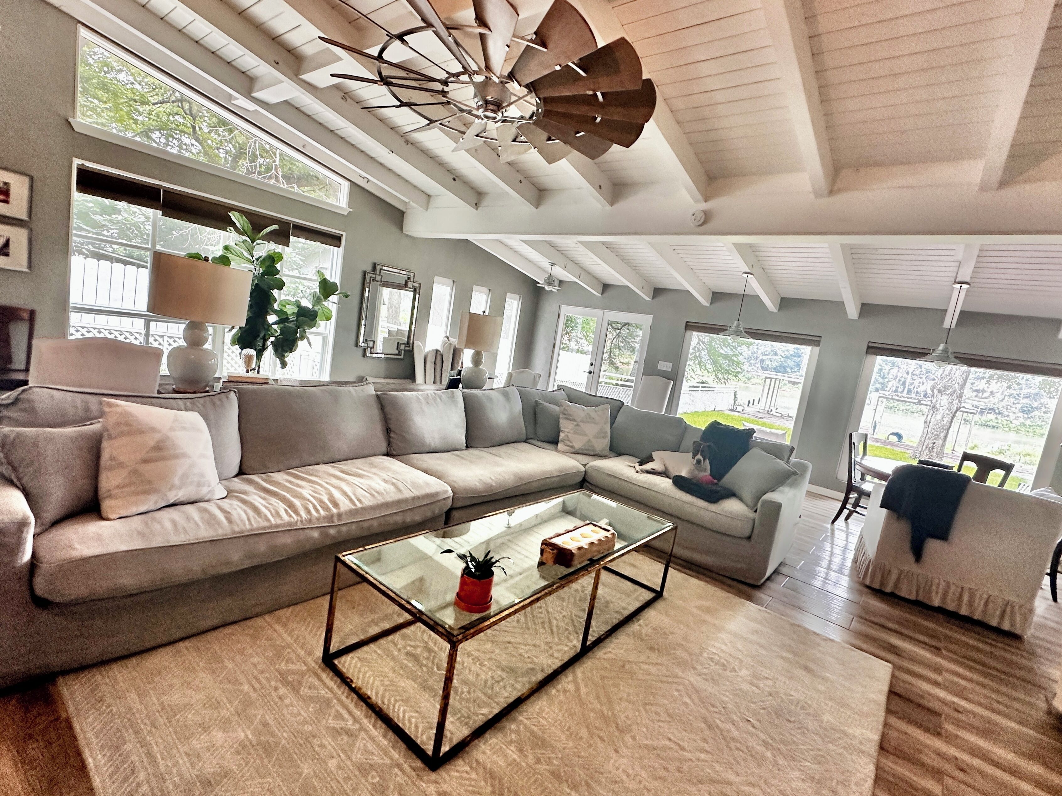 20 minutes from New Braunfels on Lake McQueeney! Perfect for girls weekend!!!