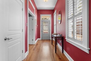 Interior - 2nd St Cottage. Near to Beach, Aquarium & Downtown (Gulfport)