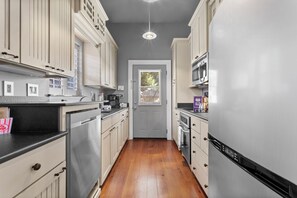 冷蔵庫、電子レンジ、オーブン、コンロ