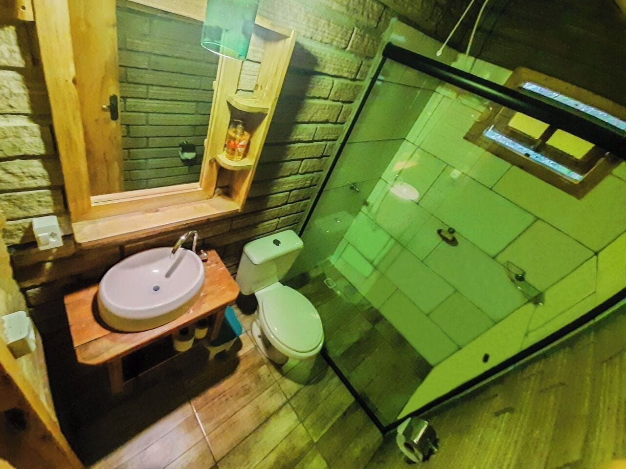 Chuveiro, banheira de hidromassagem, secador de cabelo, toalhas de banho