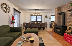 Una Smart TV, una chimenea