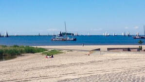 A beach with boats in the water and a sandy shore. - 2 bedroom beautiful home in Lemmer (Lemmer)