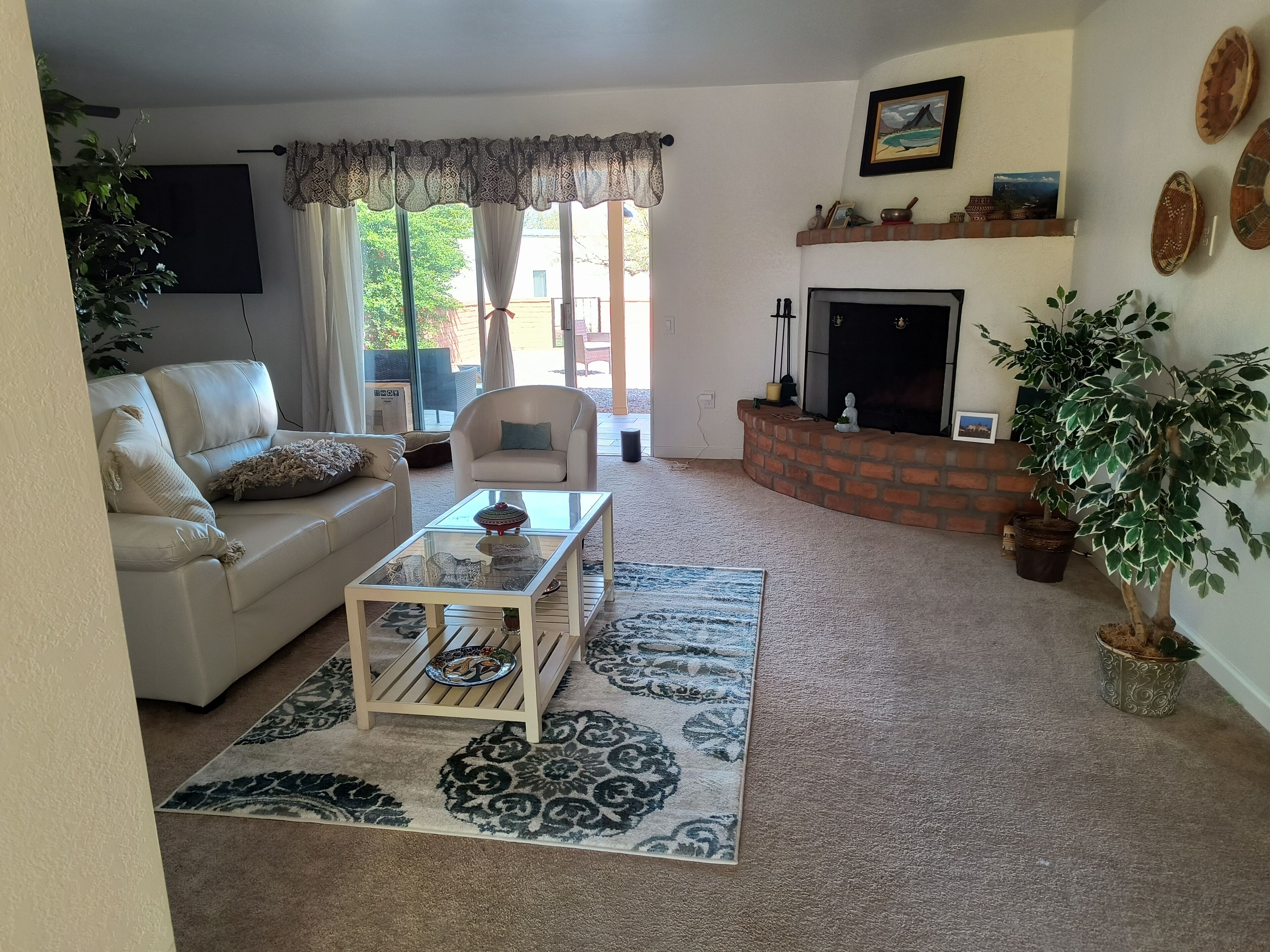 Single garage townhome in Green Valley with Green Valley rec access. Pets ok 