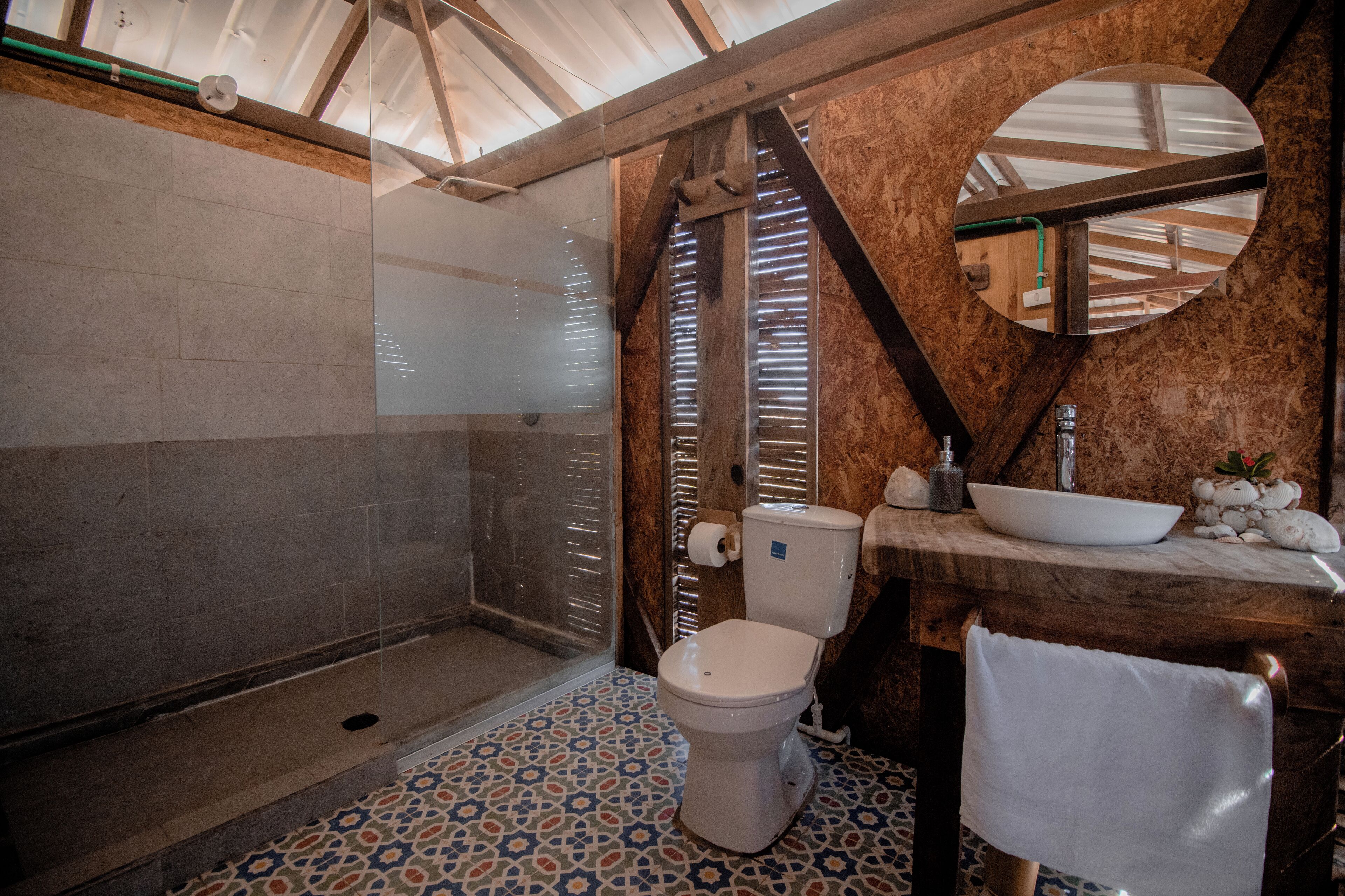 Phòng Suite Premium, quang cảnh bãi biển | Phòng tắm | Vòi sen phun mưa, khăn tắm 