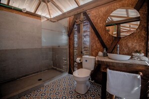 Phòng Suite Premium, quang cảnh bãi biển | Phòng tắm | Vòi sen phun mưa, khăn tắm 