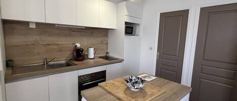 Réfrigérateur, micro-ondes, four, grille-pain