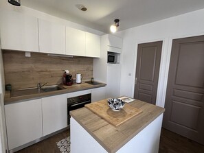 Réfrigérateur, micro-ondes, four, grille-pain