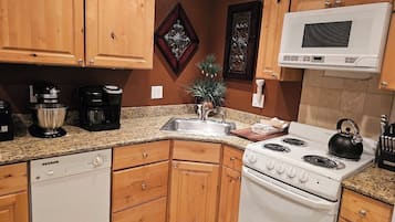 Condo, 1 Queen Bed, Fireplace, Mountain View | Private kitchen | Coffee/tea maker