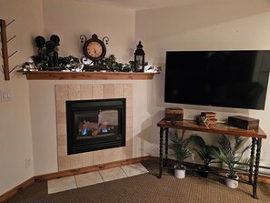 Condo, 1 cama Queen size, chimenea, vista a la montaña | Interior