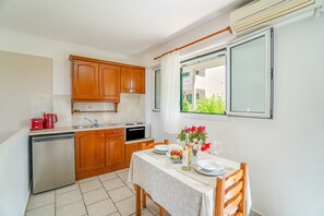 Frigorífico, horno, placa de cocina y hervidor eléctrico