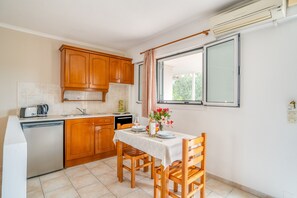 Fridge, oven, stovetop, electric kettle