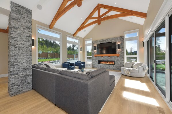 TV connectée, cheminée, chaîne hi-fi, espaces bureaux