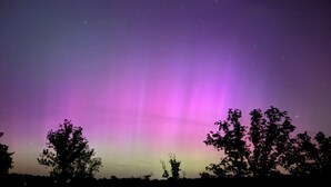 Ein Nachthimmel mit sichtbaren Sternen und einem leuchtenden Polarlicht.