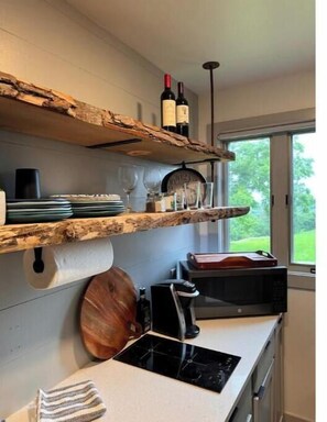 Een koelkast, een microgolfoven, een kookplaat