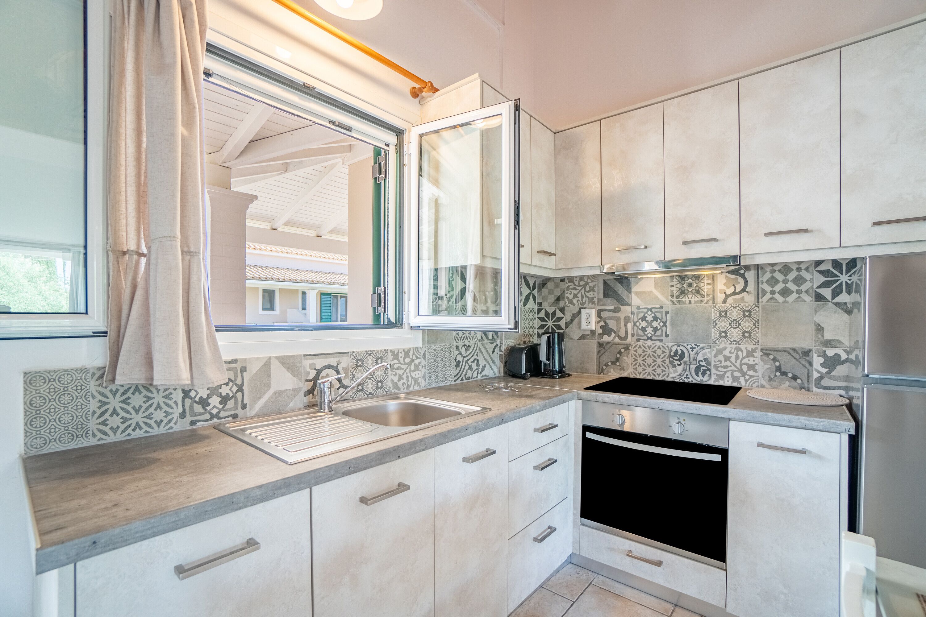 Fridge, oven, stovetop, electric kettle