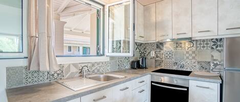 Fridge, oven, stovetop, electric kettle