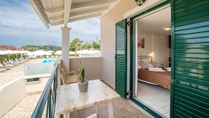 Uma varanda com mesa e planta em vaso, um quarto com cama e almofadas, e uma área de piscina com espreguiçadeiras e guarda-sóis.