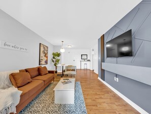 Smart TV, books - Access to the beach and riverside trail. (Windsor)