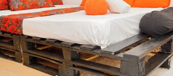 Cozy Retreat with Unique Decor Close to Center, Beach, and Restaurants