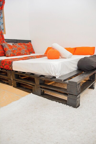 Cozy Retreat with Unique Decor Close to Center, Beach, and Restaurants