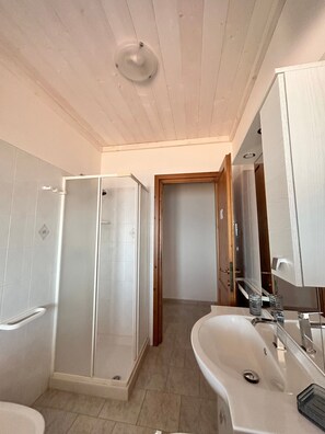 Dusche, Haartrockner, Handtücher