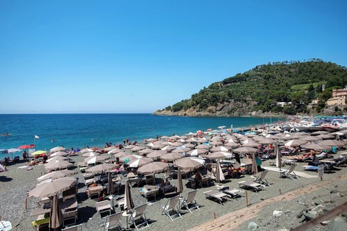 Apartment 'La Terrazza Di Via Daneri 2' with Sea View, Terrace and Air Conditioning