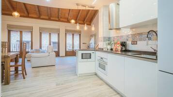 Een koelkast, een magnetron, een oven, een kookplaat