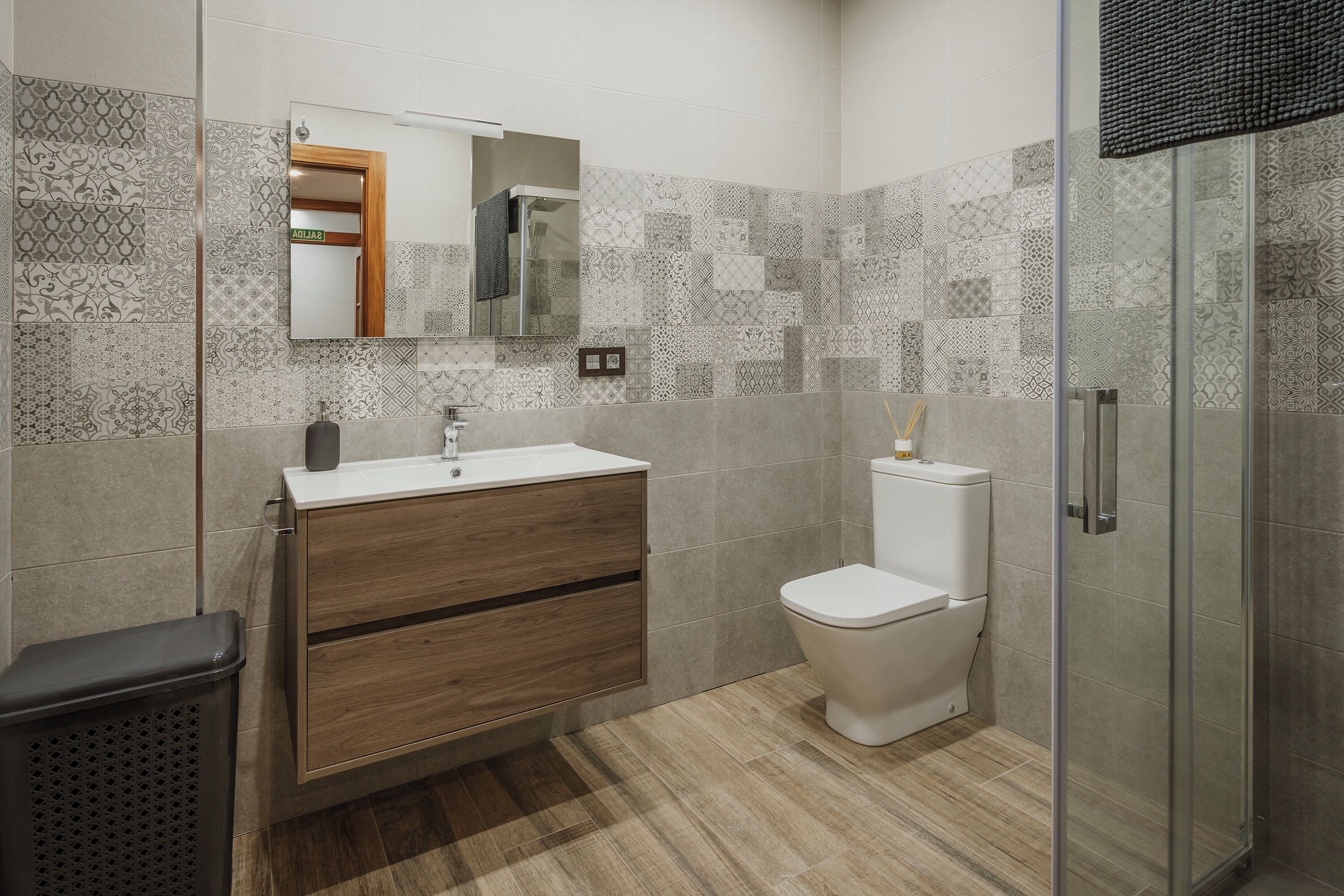 Een douche, een haardroger, handdoeken