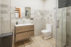 Douche, séchoir à cheveux, serviettes fournies