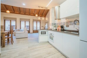 Fridge, microwave, oven, stovetop - Country House 'Puente Del Rey' with Private Garden, Wi-Fi and Air Conditioning (Melgar de Fernamental)