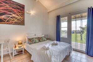 2 bedrooms, free WiFi, bed sheets - 'Mas Des Cypres-Ensemble De 4 Mazets' with Private Terrace, Shared Garden and Wi-Fi (Saintes-Maries-de-la-mer)