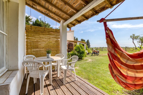 Outdoor dining - 'Mas Des Cypres-Ensemble De 4 Mazets' with Private Terrace, Shared Garden and Wi-Fi (Saintes-Maries-de-la-mer)