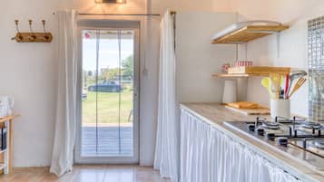 Réfrigérateur, micro-ondes, plaque de cuisson, cafetiÚre/bouilloire