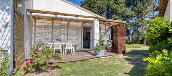 'Mas Des Cypres-Ensemble De 4 Mazets' con terraza privada, jardín compartido y Wi-Fi