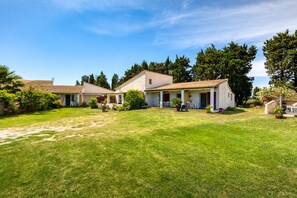 Exterior - 'Mas Des Cypres-Ensemble De 4 Mazets' with Private Terrace, Shared Garden and Wi-Fi (Saintes-Maries-de-la-mer)