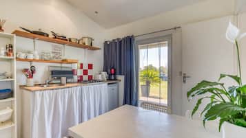 Een koelkast, een magnetron, een kookplaat