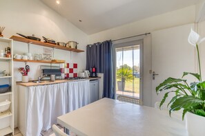 Geladeira, micro-ondas, cooktop, cafeteira/chaleira