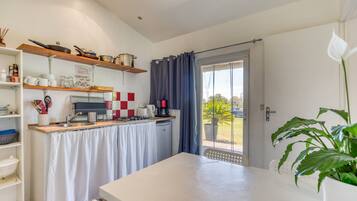 Frigorifero, microonde, piano cottura, macchina per tè/caffè