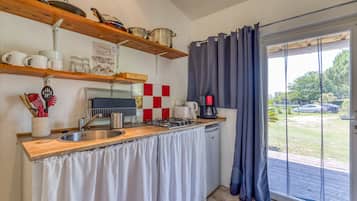 Een koelkast, een magnetron, een kookplaat