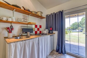 Een koelkast, een microgolfoven, een kookplaat