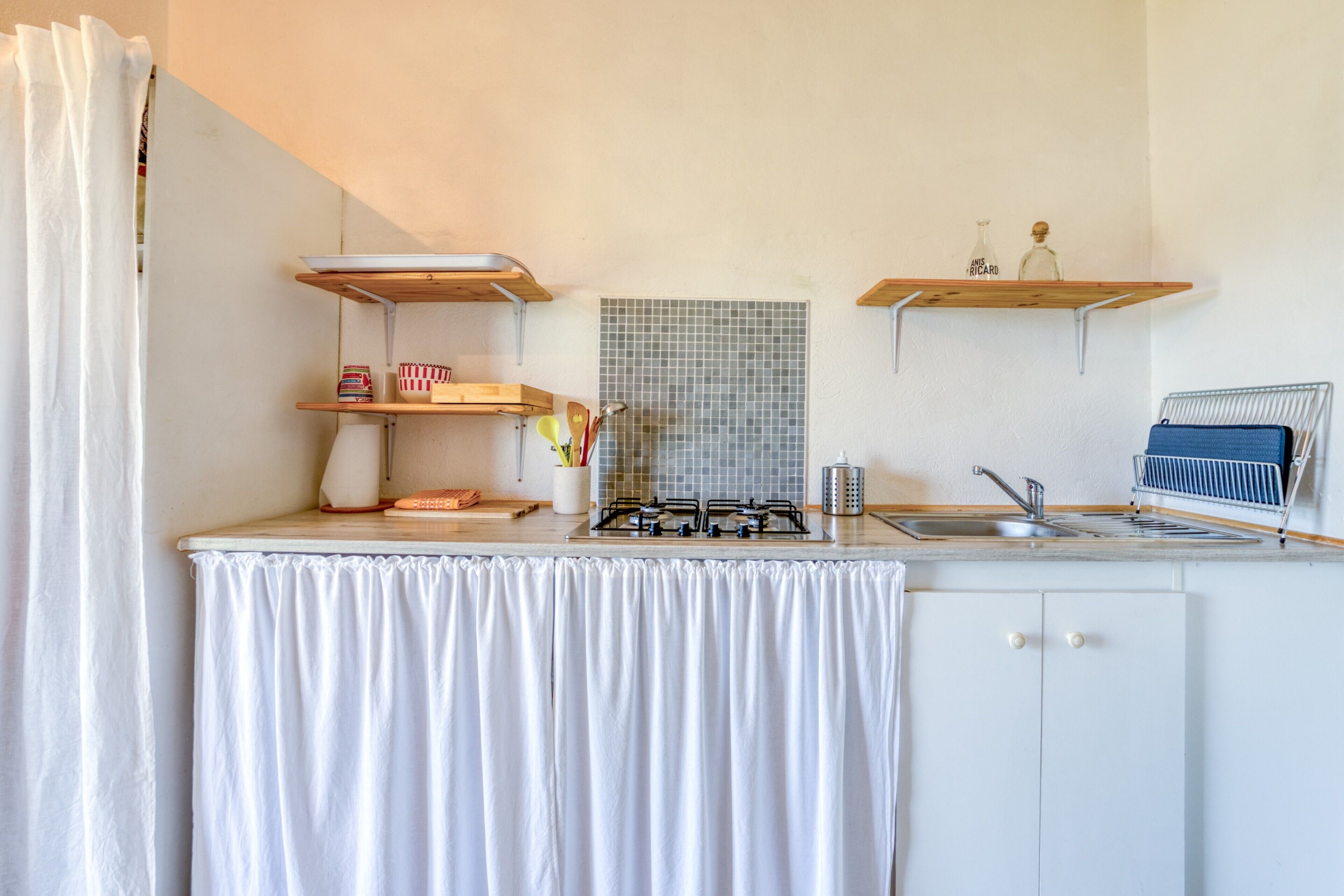 Refrigerador, microondas, parrilla de estufa y cafetera y tetera 