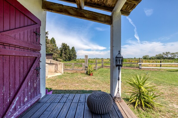 Property grounds - 'Mas des Cypres - Mazet 9' with Private Terrace, Shared Garden and Wi-Fi (Saintes-Maries-de-la-mer)