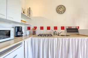 Kühlschrank, Mikrowelle, Herdplatte, Wasserkocher mit Kaffee-/Teezubehör