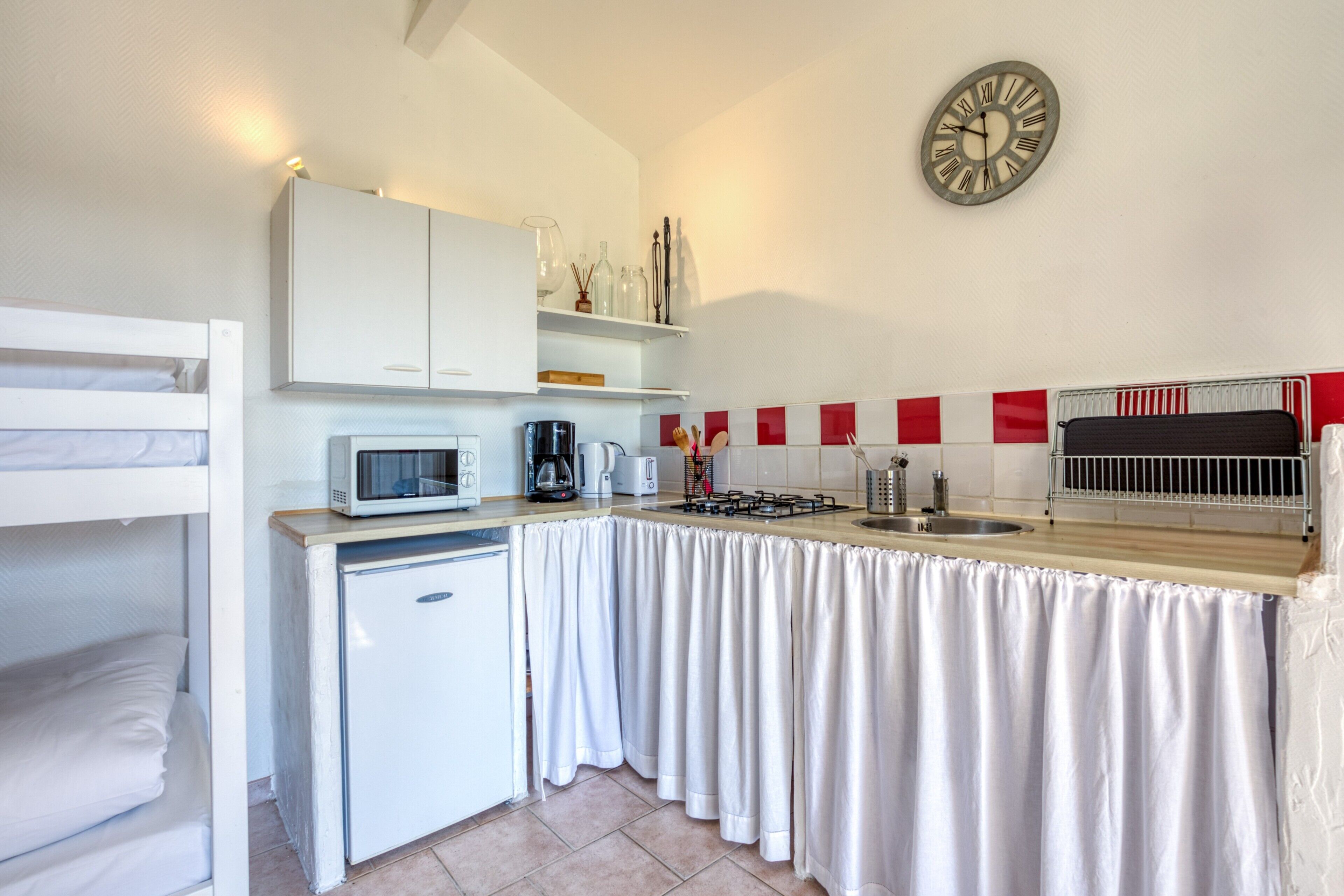 Kühlschrank, Mikrowelle, Herdplatte, Wasserkocher mit Kaffee-/Teezubehör