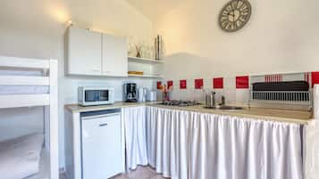 Køleskab, mikrobølgeovn, kogeplade, kaffe-/temaskine