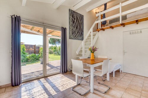'Mas Des Cypres - Mazet 5' avec terrasse privée, jardin partagé et Wi-Fi